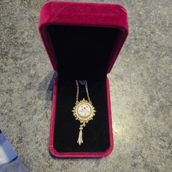 Vintage Elegant Gold Tone Pendant Necklace - Picture 7 of 7